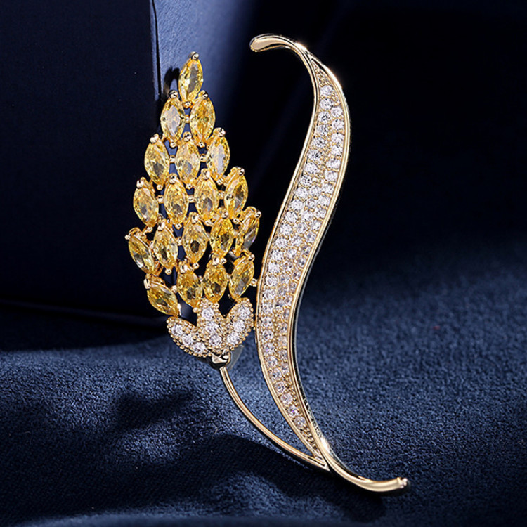 Брошка позолочена з кристалами №122-37 