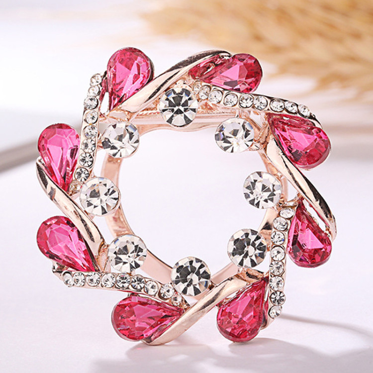 Брошка позолочена з кристалами №134-76